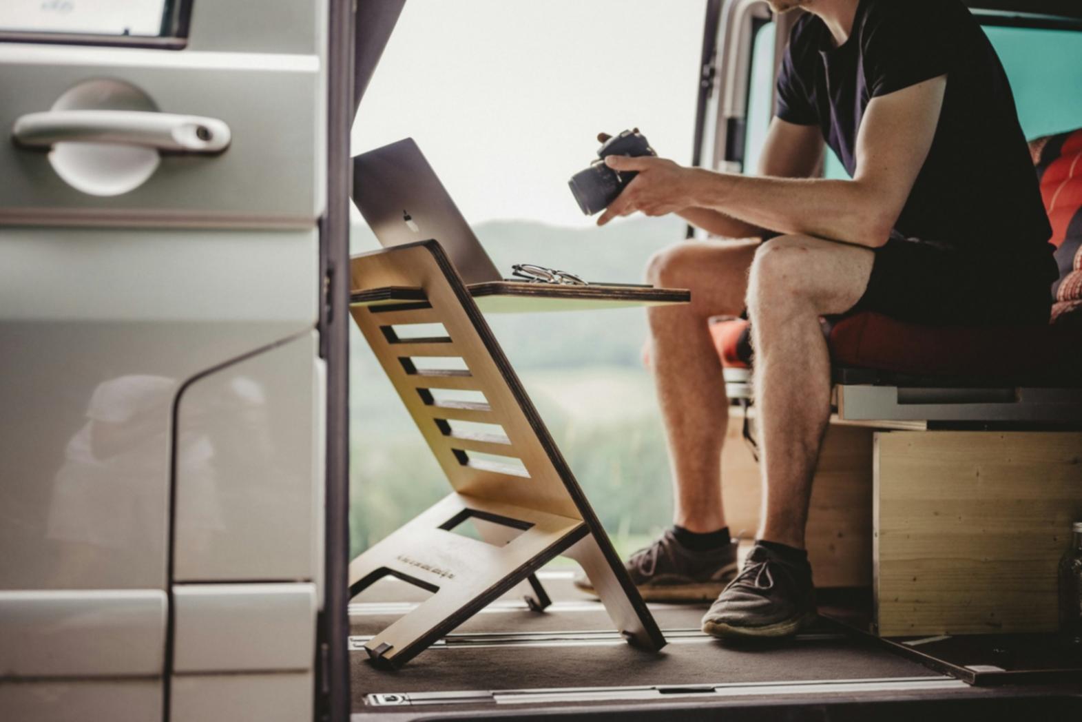 Emprendedor trabajando en análisis financiero